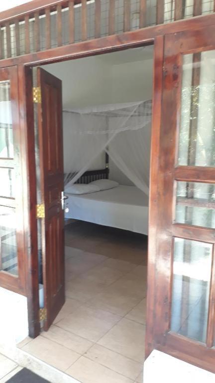 Sun And Surf Rest Hotel Ahangama Buitenkant foto
