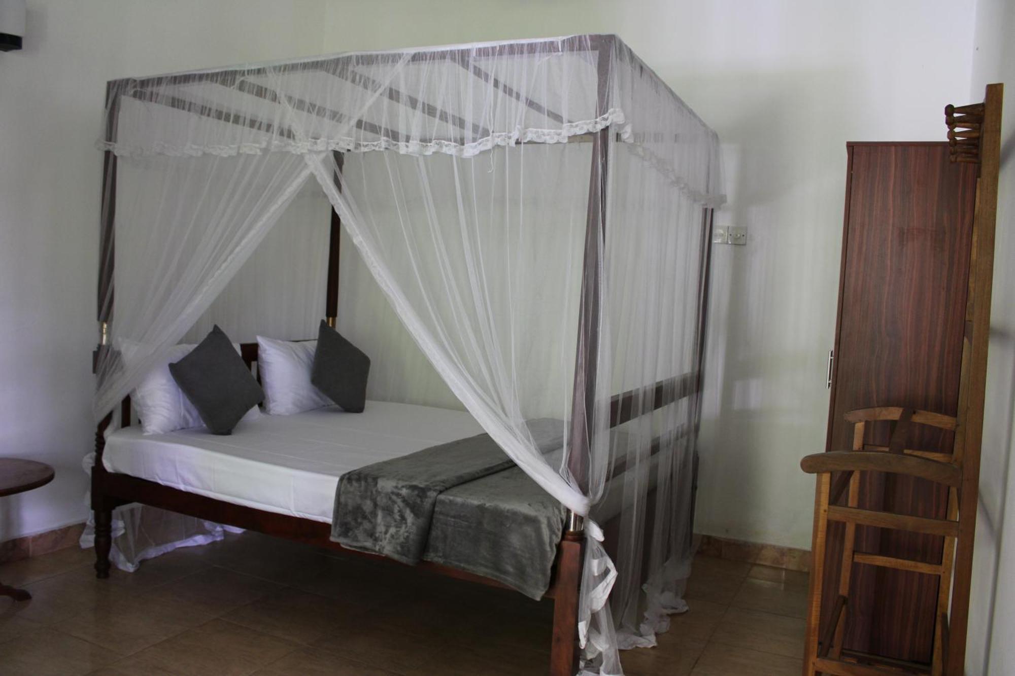 Sun And Surf Rest Hotel Ahangama Buitenkant foto