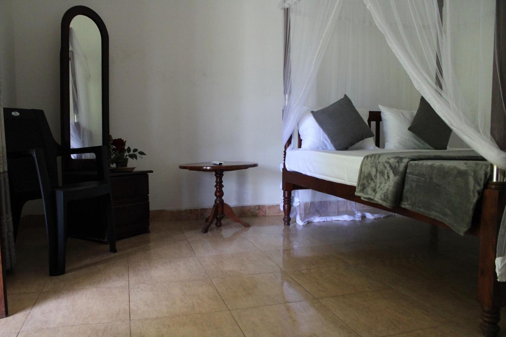 Sun And Surf Rest Hotel Ahangama Buitenkant foto