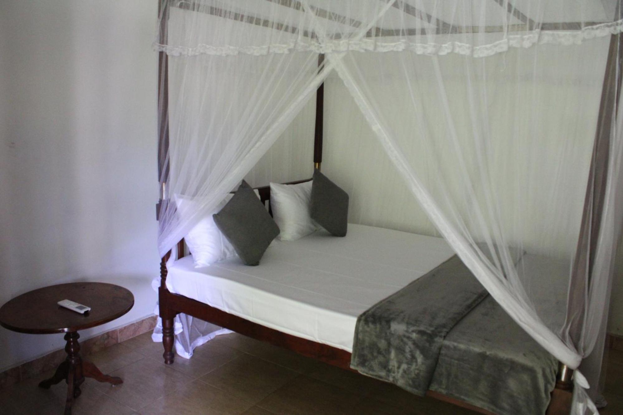 Sun And Surf Rest Hotel Ahangama Buitenkant foto