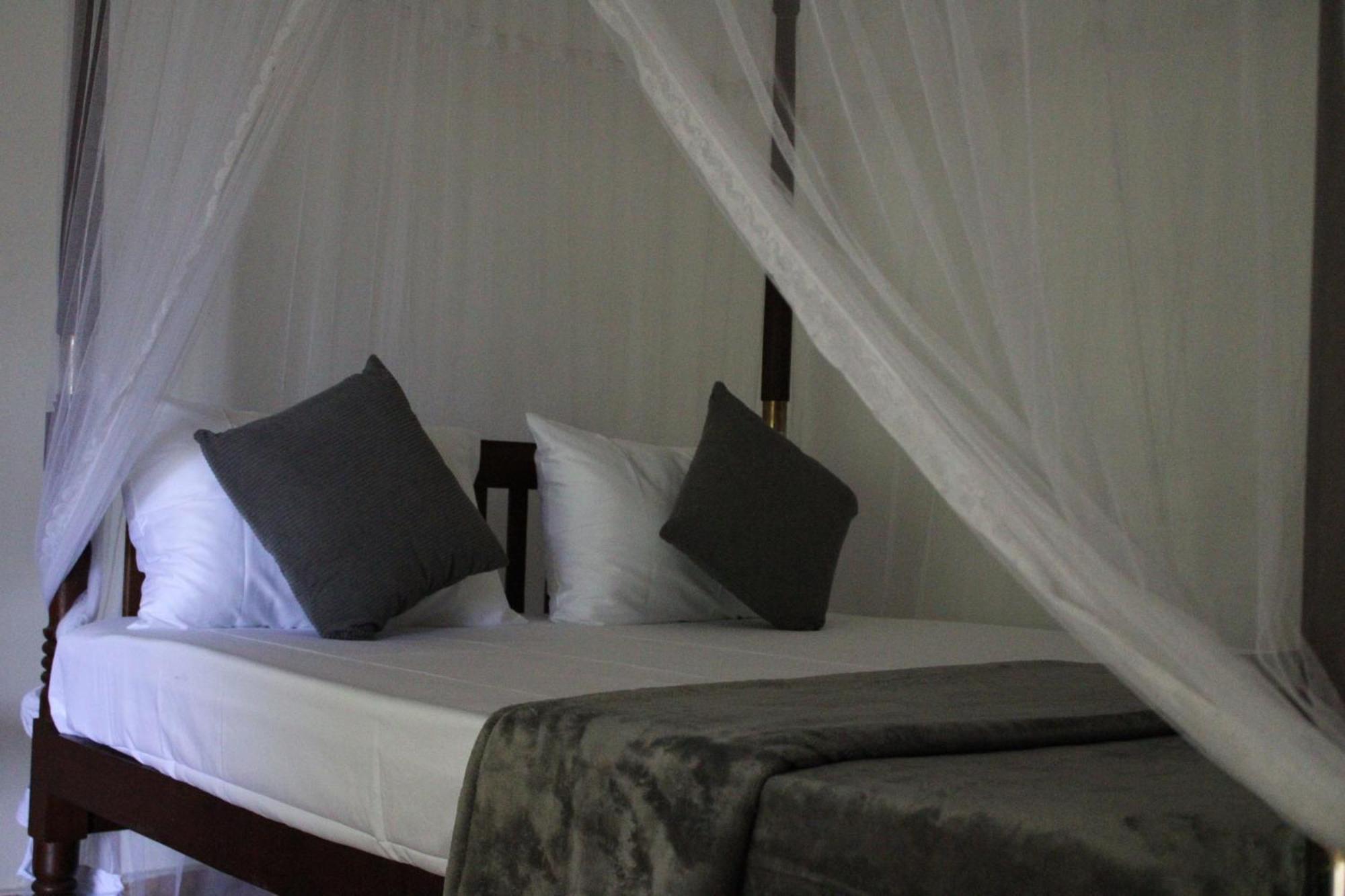 Sun And Surf Rest Hotel Ahangama Buitenkant foto