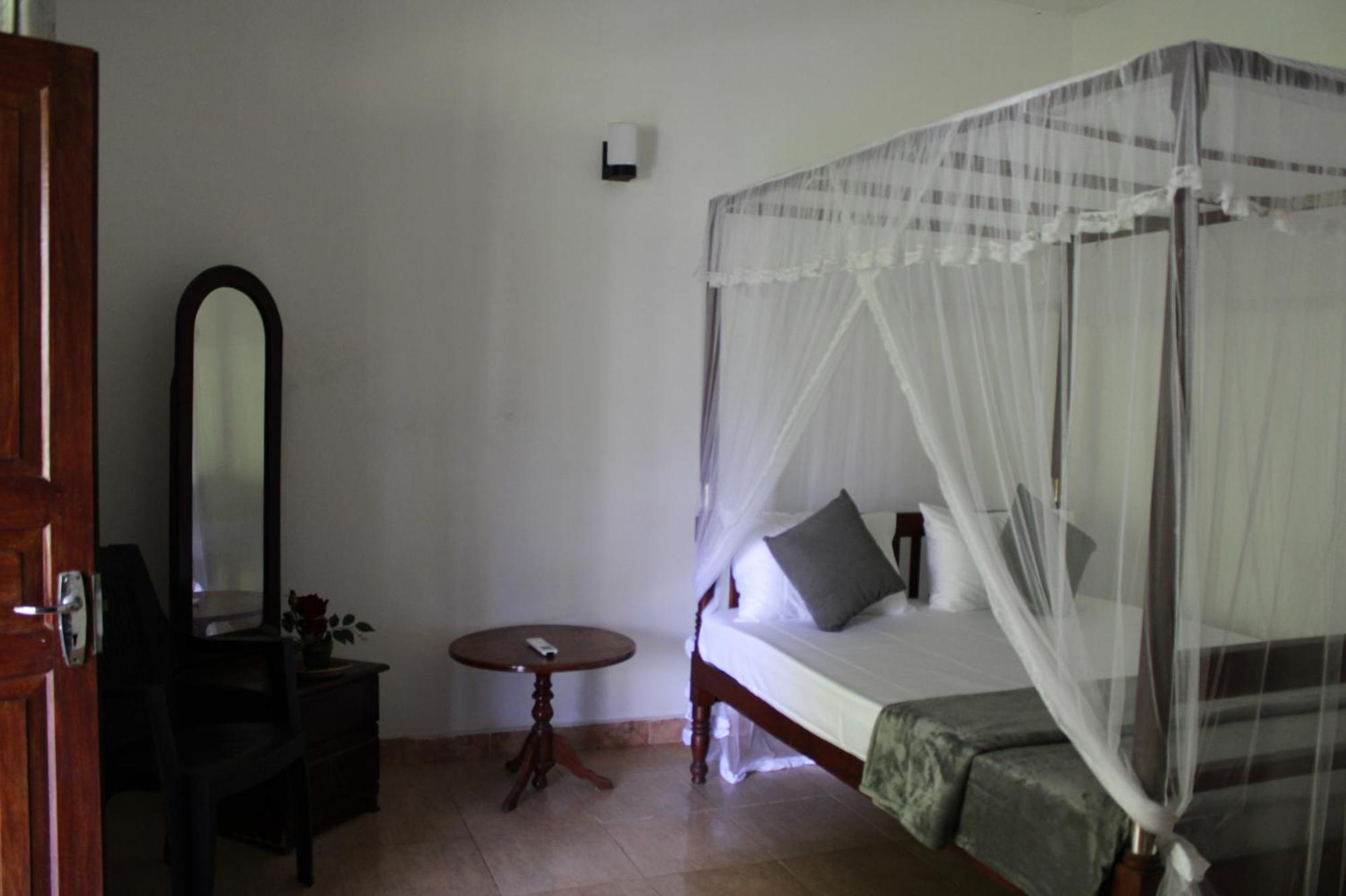 Sun And Surf Rest Hotel Ahangama Buitenkant foto