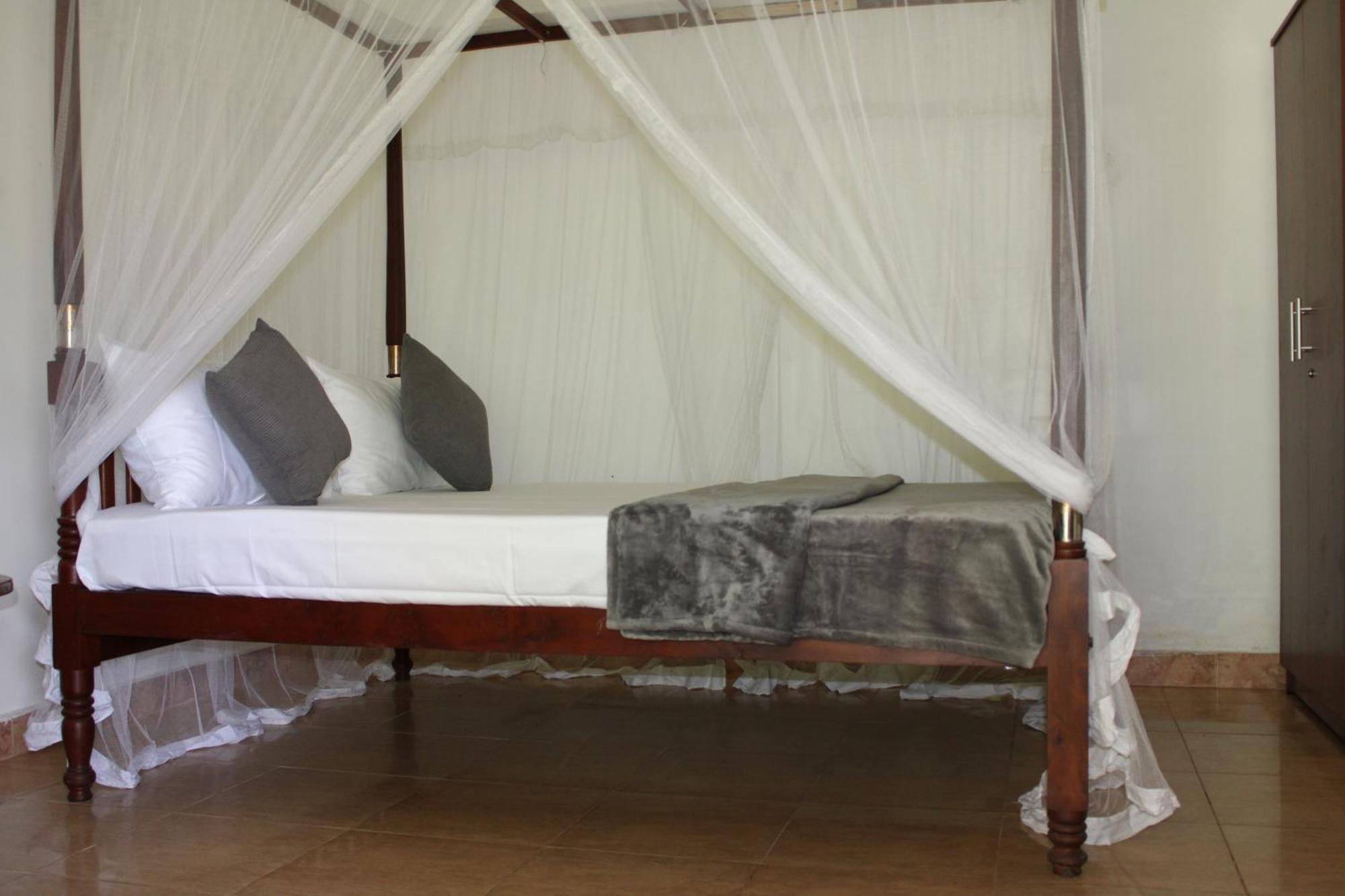 Sun And Surf Rest Hotel Ahangama Buitenkant foto