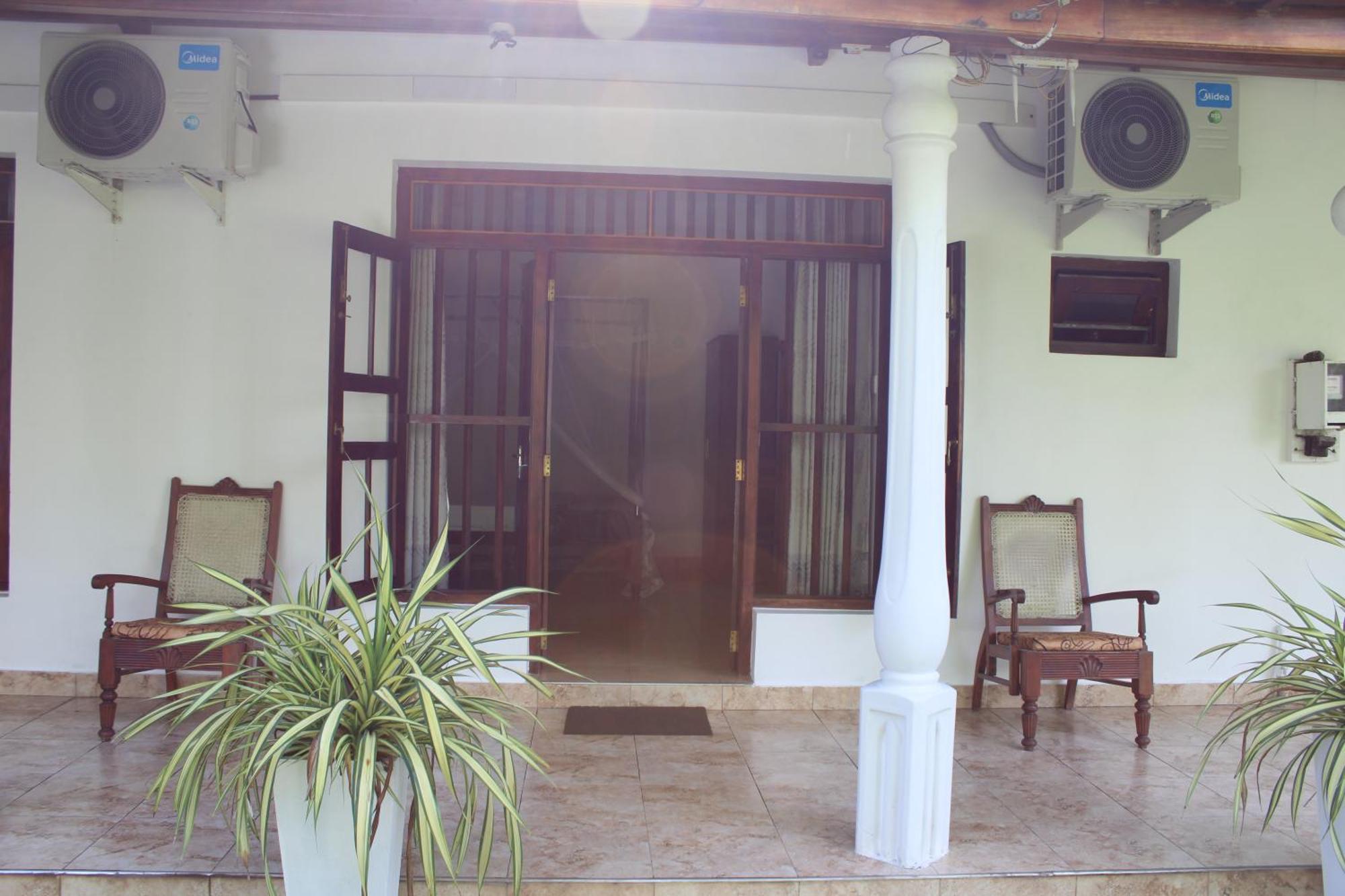 Sun And Surf Rest Hotel Ahangama Buitenkant foto
