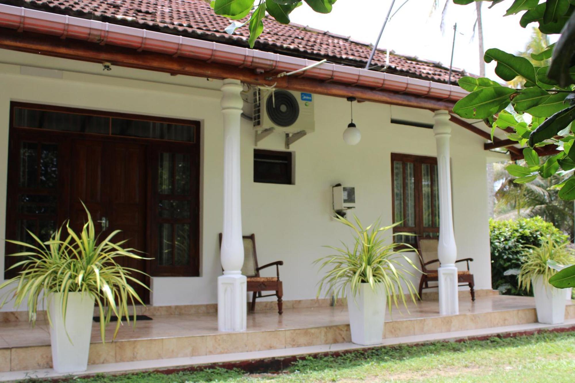 Sun And Surf Rest Hotel Ahangama Buitenkant foto