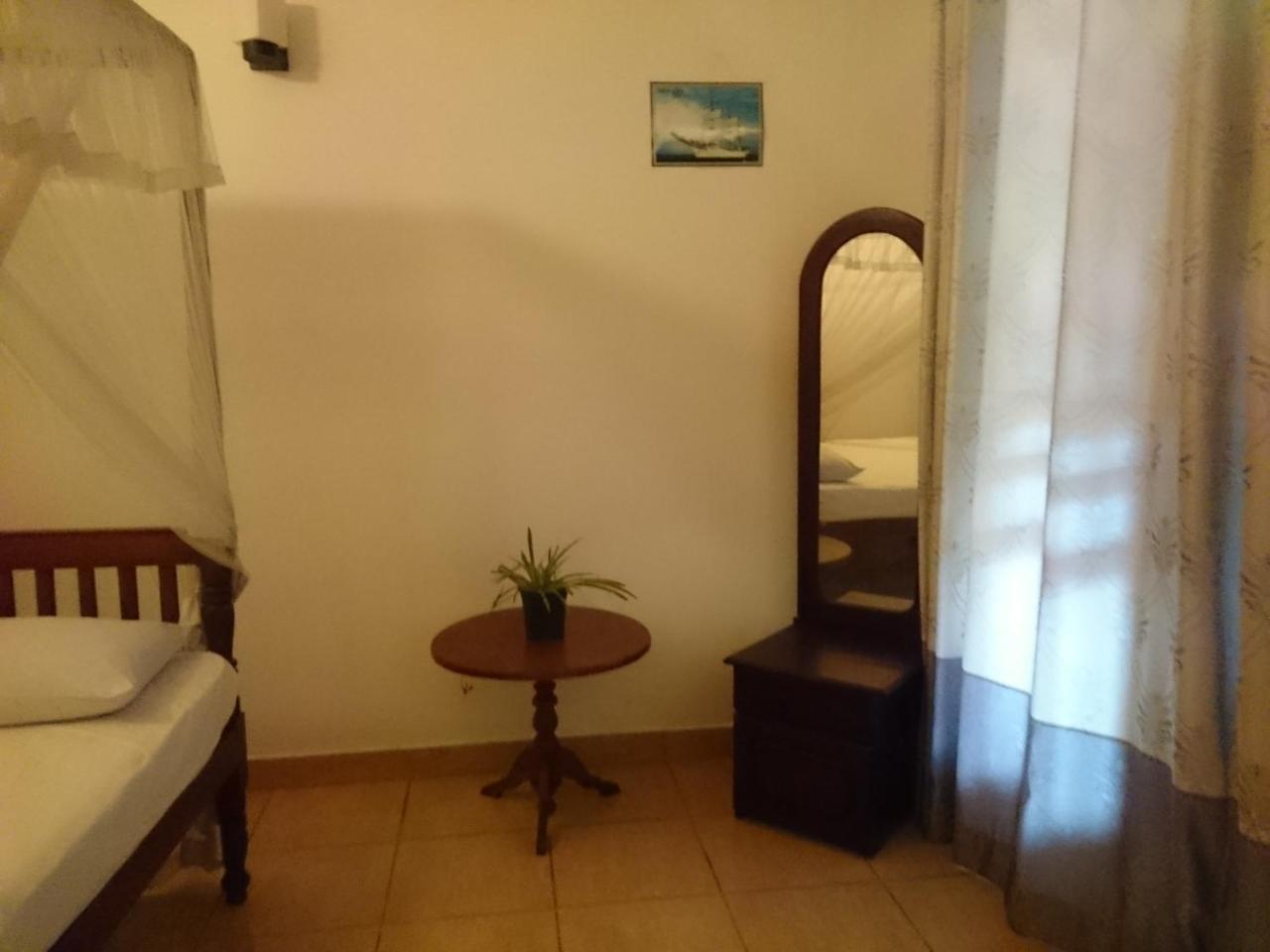 Sun And Surf Rest Hotel Ahangama Buitenkant foto