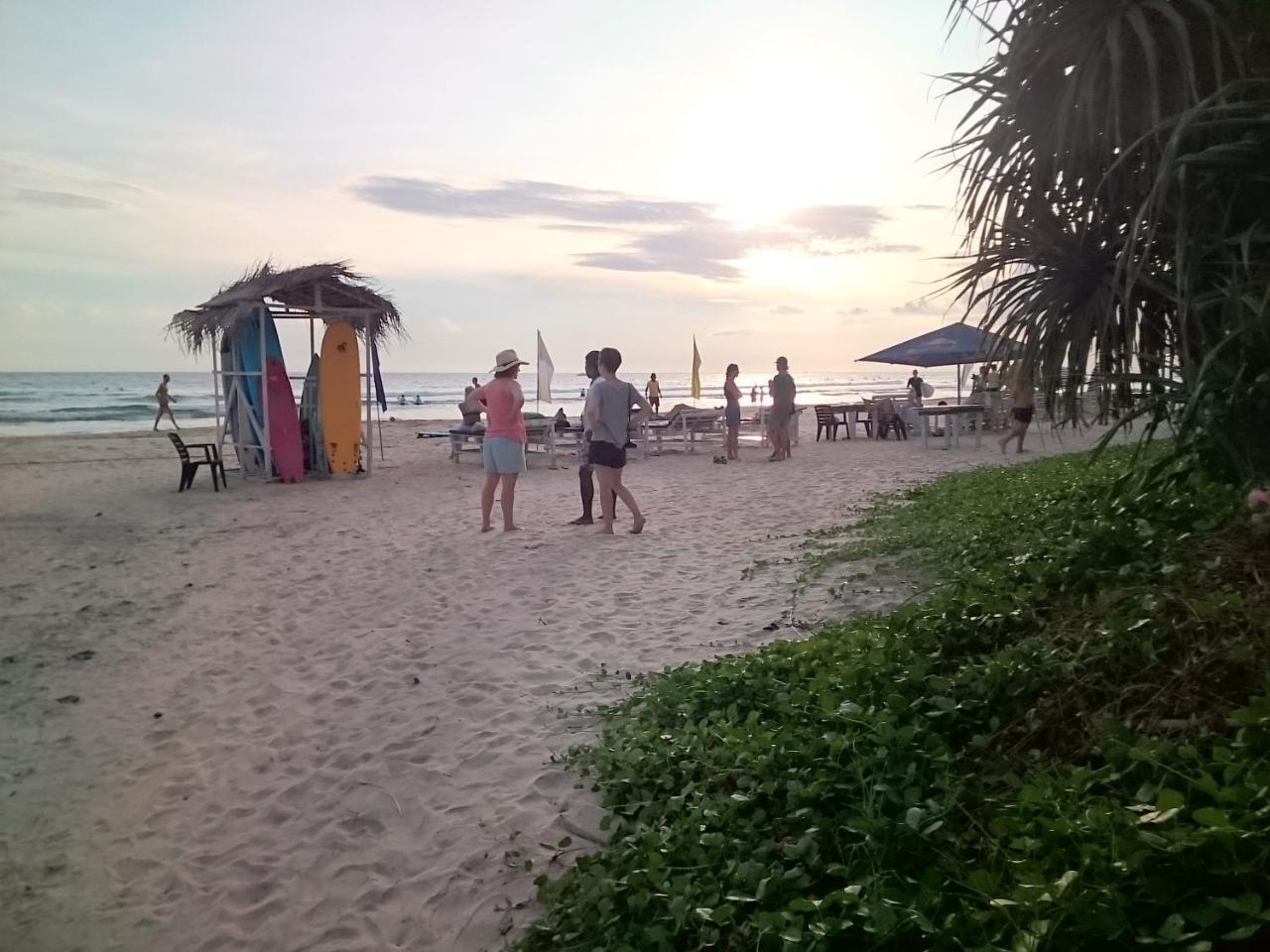Sun And Surf Rest Hotel Ahangama Buitenkant foto