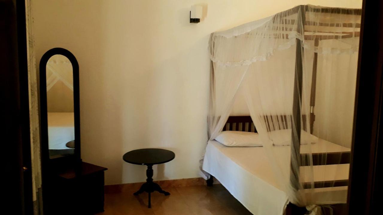 Sun And Surf Rest Hotel Ahangama Buitenkant foto